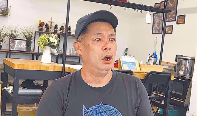 汪建民生前最後露面公開:眼神充血無光,拄拐杖彎腰困難