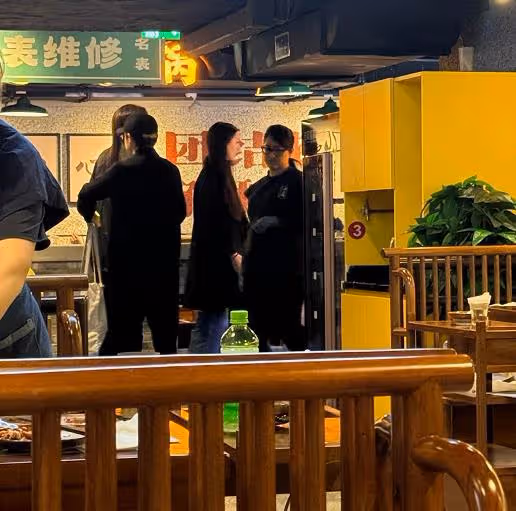 李嫣在倫敦吃火鍋被偶遇,身材高挑皮膚白皙,特別像媽媽王菲