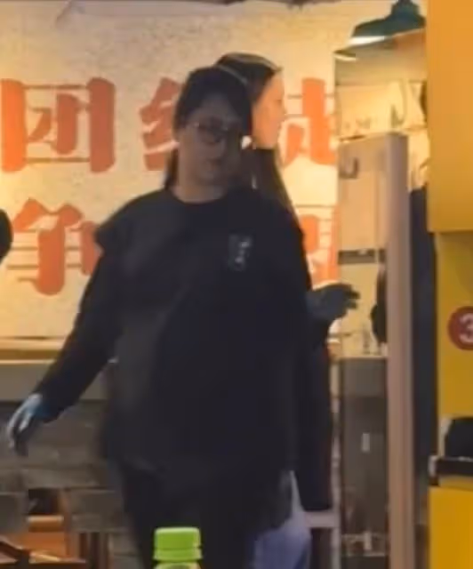 李嫣在倫敦吃火鍋被偶遇,身材高挑皮膚白皙,特別像媽媽王菲