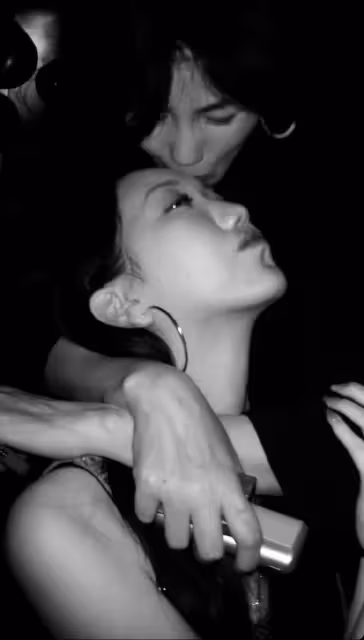 李嫣在倫敦吃火鍋被偶遇，身材高挑皮膚白皙，特別像媽媽王菲