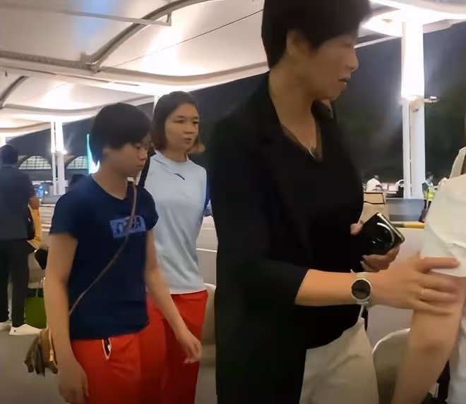 全紅嬋低調回京,安保人員秘密護送歸隊,媽媽親手為嬋寶洗衣服