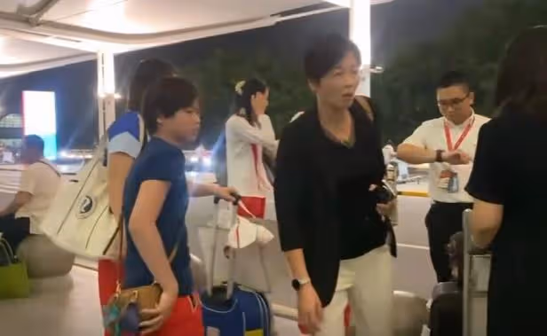 全紅嬋低調回京,安保人員秘密護送歸隊,媽媽親手為嬋寶洗衣服