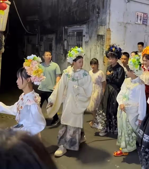 全紅嬋低調回京，安保人員秘密護送歸隊，媽媽親手為嬋寶洗衣服