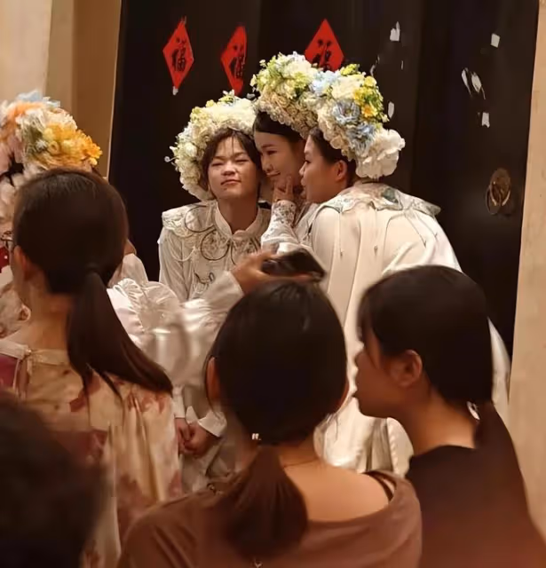 全紅嬋低調回京，安保人員秘密護送歸隊，媽媽親手為嬋寶洗衣服