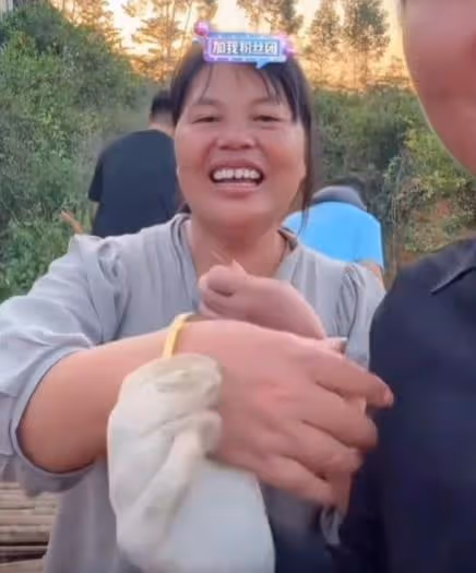全紅嬋低調回京，安保人員秘密護送歸隊，媽媽親手為嬋寶洗衣服