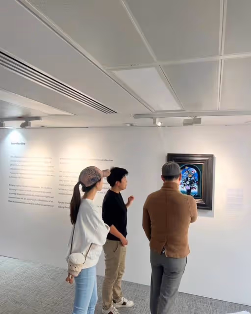章澤天參加清華校友藝術展,半蹲在地上工作,戴棒球帽穿著簡單