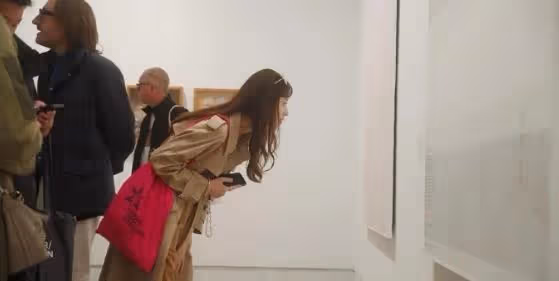 章澤天參加清華校友藝術展,半蹲在地上工作,戴棒球帽穿著簡單