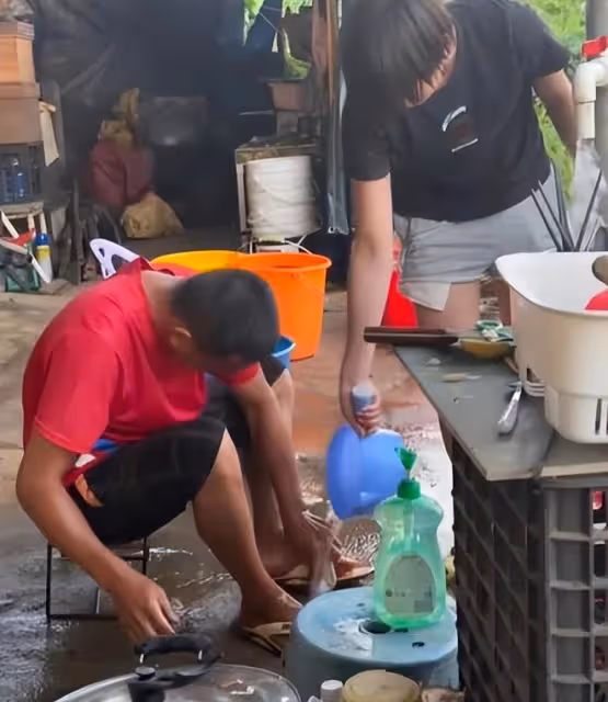 全紅嬋回老家幫爸爸除草,光腳扛鋤頭勞作,除草動作非常嫻熟