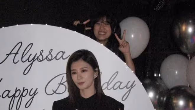 賈靜雯50歲生日,梧桐妹驚喜現身,母女團聚感動落淚