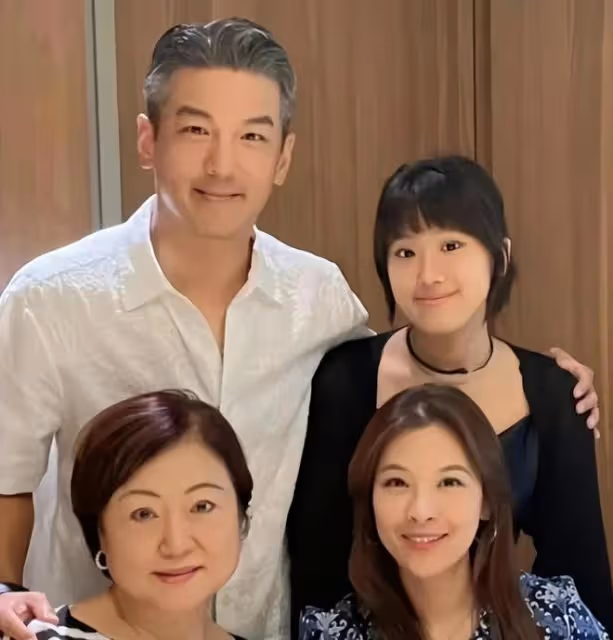 賈靜雯50歲生日，梧桐妹驚喜現身，母女團聚感動落淚