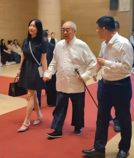 范曾徐萌結婚6個月,夫妻牽手欣賞藝術展,徐萌不懼路人目光