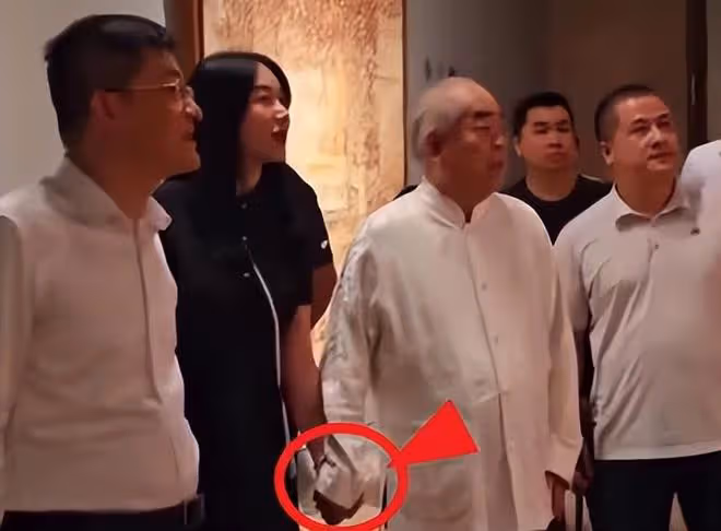 范曾徐萌結婚6個月,夫妻牽手欣賞藝術展,徐萌不懼路人目光