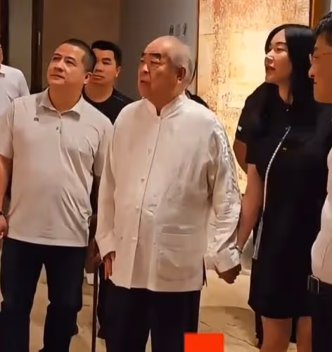 范曾徐萌結婚6個月,夫妻牽手欣賞藝術展,徐萌不懼路人目光