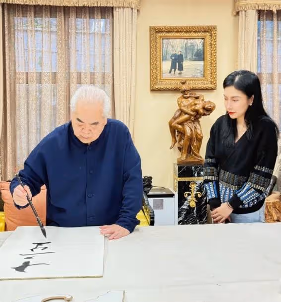 范曾徐萌結婚6個月,夫妻牽手欣賞藝術展,徐萌不懼路人目光