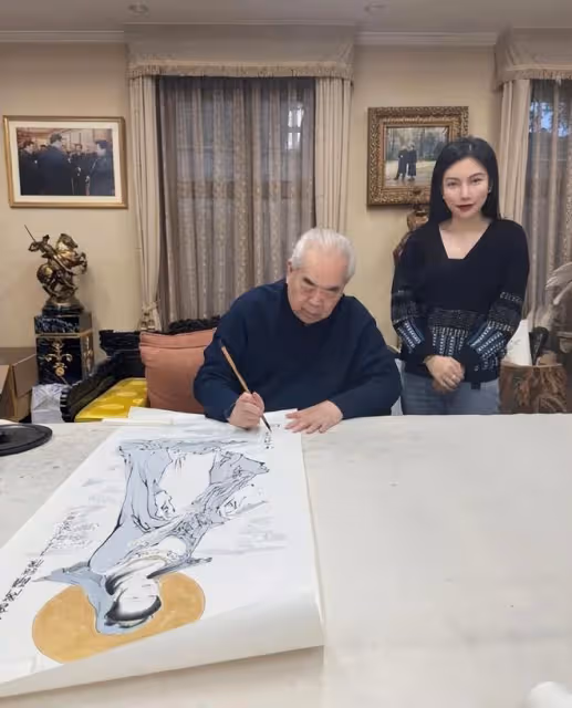 范曾徐萌結婚6個月,夫妻牽手欣賞藝術展,徐萌不懼路人目光