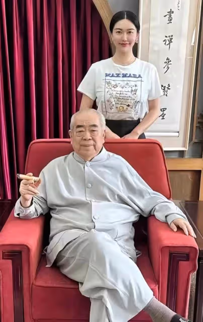 范曾徐萌結婚6個月,夫妻牽手欣賞藝術展,徐萌不懼路人目光