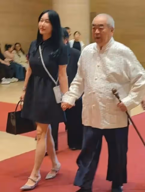 范曾徐萌結婚6個月,夫妻牽手欣賞藝術展,徐萌不懼路人目光