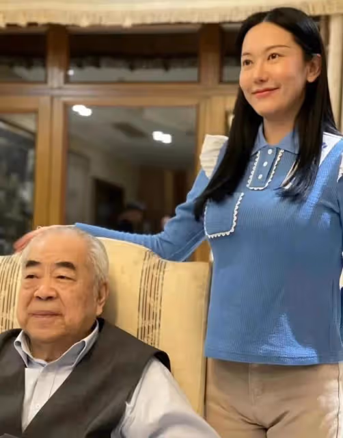 范曾徐萌結婚6個月,夫妻牽手欣賞藝術展,徐萌不懼路人目光