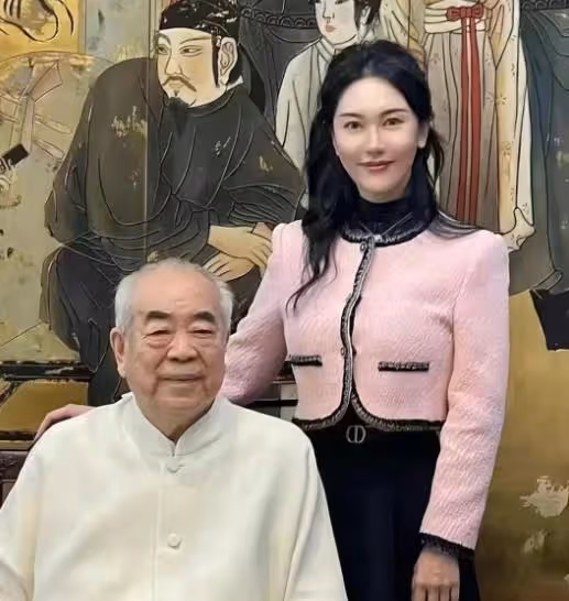范曾徐萌結婚6個月,夫妻牽手欣賞藝術展,徐萌不懼路人目光