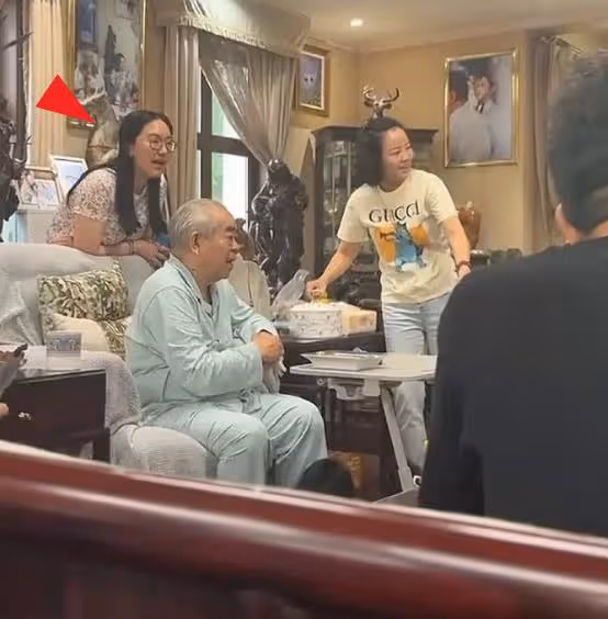 范曾徐萌結婚6個月,夫妻牽手欣賞藝術展,徐萌不懼路人目光