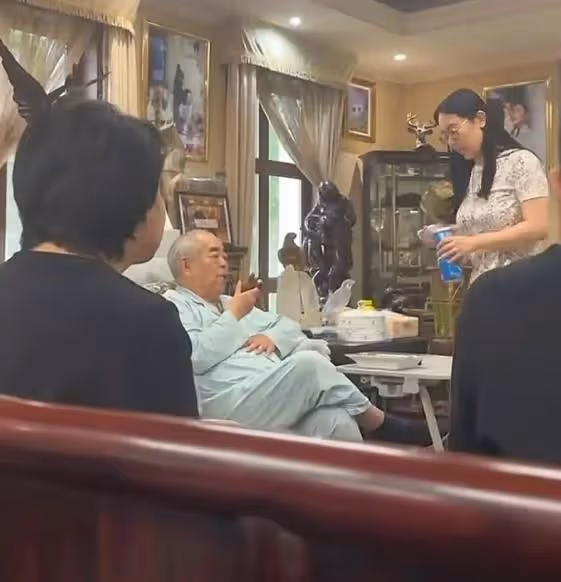 范曾徐萌結婚6個月,夫妻牽手欣賞藝術展,徐萌不懼路人目光