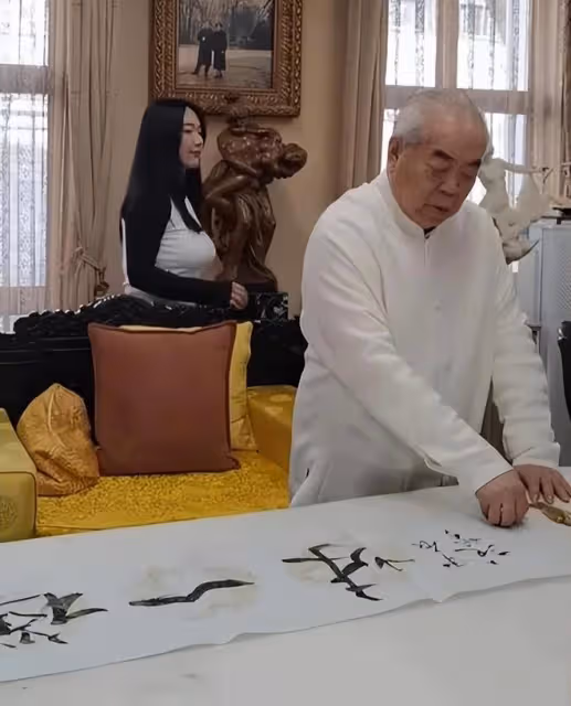 范曾徐萌結婚6個月,夫妻牽手欣賞藝術展,徐萌不懼路人目光