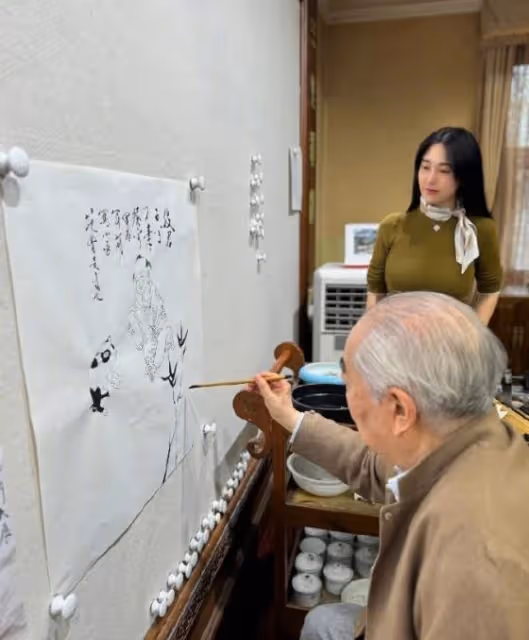 范曾徐萌結婚6個月,夫妻牽手欣賞藝術展,徐萌不懼路人目光