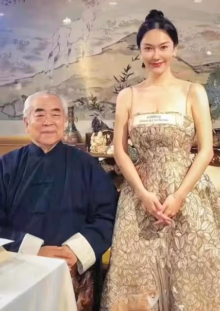 范曾徐萌結婚6個月,夫妻牽手欣賞藝術展,徐萌不懼路人目光