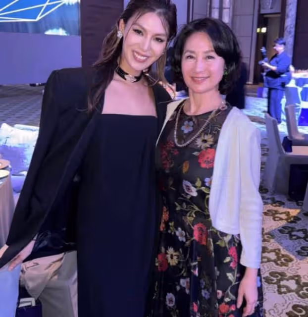 何超瓊帶姐妹出席芭蕾舞晚宴,眾多香港名媛齊聚,現場熱鬧非凡
