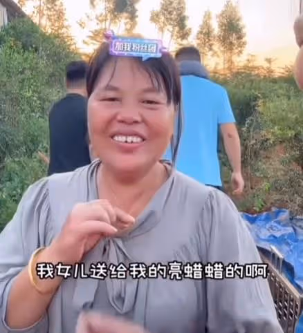 全紅嬋:給媽媽買金鐲子金項鍊,全媽驕傲展示,幸福寫在臉上