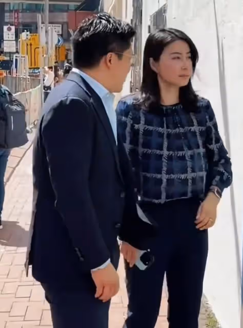 郭晶晶現身香港,帶領運動員一起做慈善,穿格子衫的她好漂亮