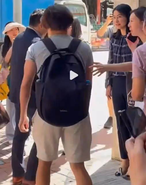 郭晶晶現身香港,帶領運動員一起做慈善,穿格子衫的她好漂亮