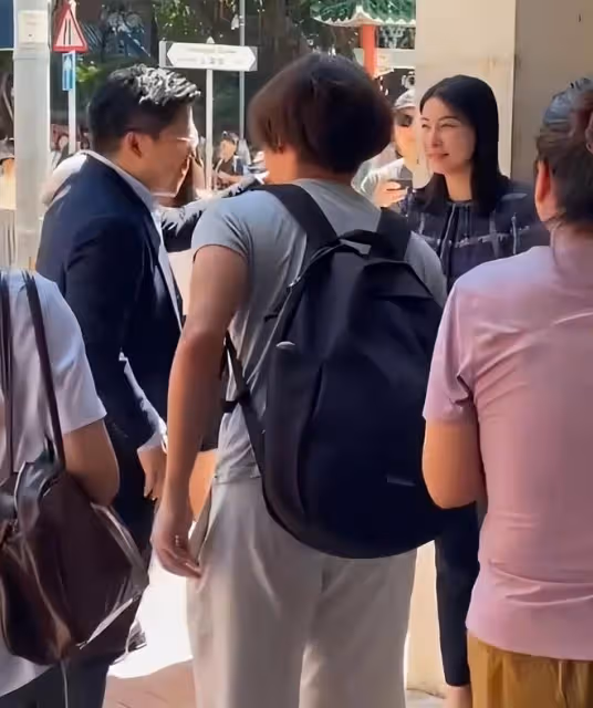 郭晶晶現身香港,帶領運動員一起做慈善,穿格子衫的她好漂亮