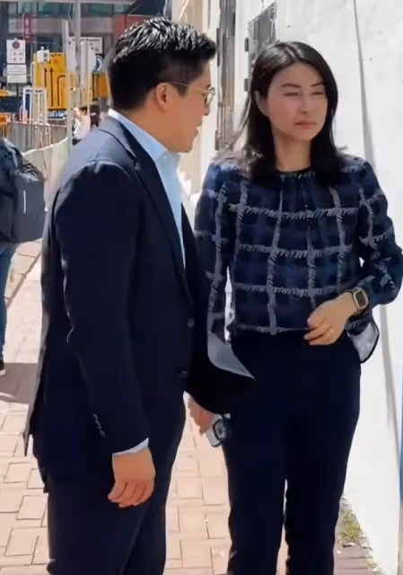 郭晶晶現身香港，帶領運動員一起做慈善，穿格子衫的她好漂亮
