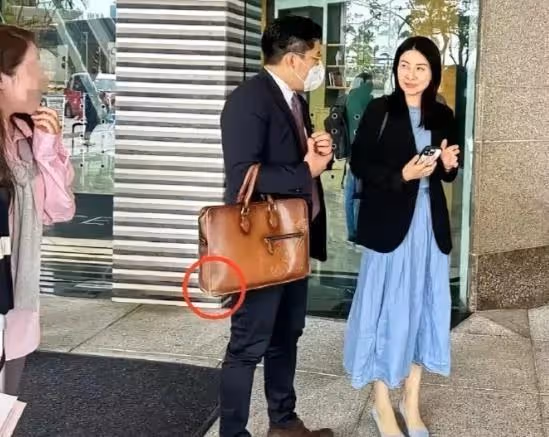 郭晶晶現身香港，帶領運動員一起做慈善，穿格子衫的她好漂亮