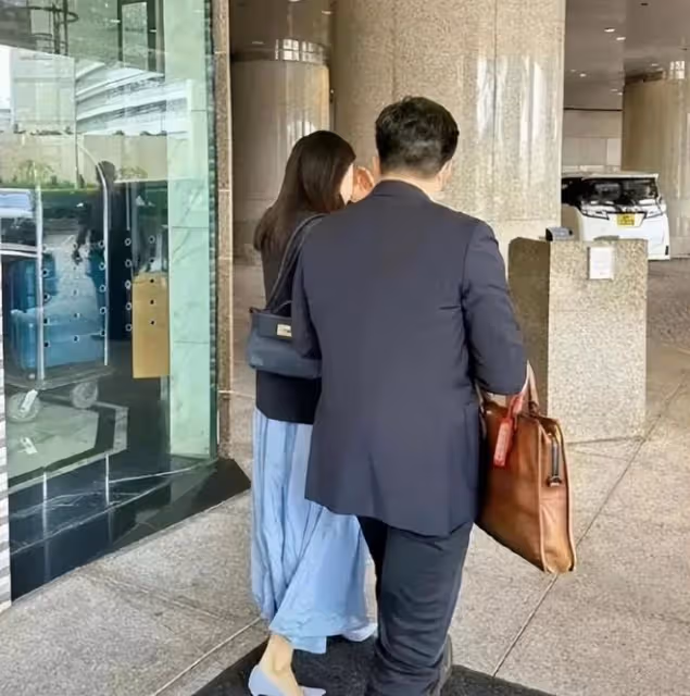 郭晶晶現身香港，帶領運動員一起做慈善，穿格子衫的她好漂亮