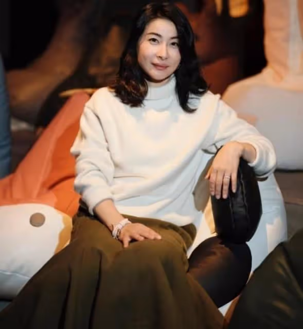 郭晶晶現身香港，帶領運動員一起做慈善，穿格子衫的她好漂亮