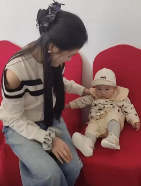 大衣哥孫兒5個月,已坐擁千萬身家,卻遭到同村人的眼紅和嫉妒