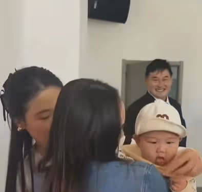大衣哥孫兒5個月,已坐擁千萬身家,卻遭到同村人的眼紅和嫉妒