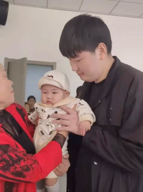 大衣哥孫兒5個月,已坐擁千萬身家,卻遭到同村人的眼紅和嫉妒