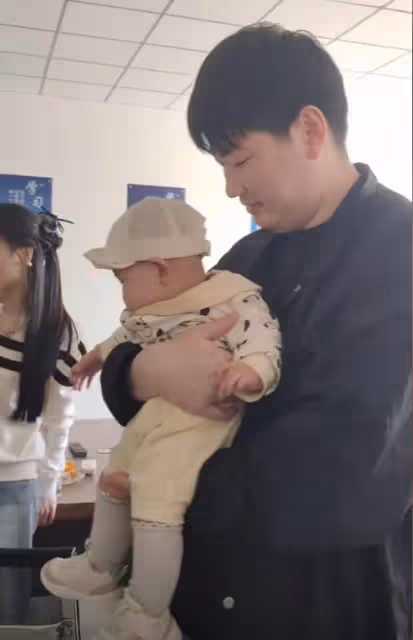 大衣哥孫兒5個月,已坐擁千萬身家,卻遭到同村人的眼紅和嫉妒