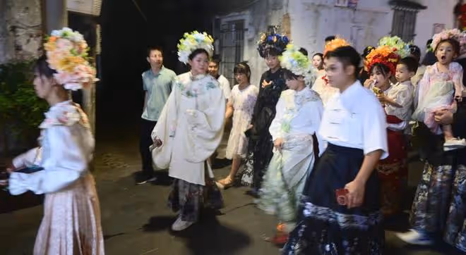 全紅嬋和弟弟妹妹玩簪花,全紅月變漂亮了,全進鵬比姐姐還高