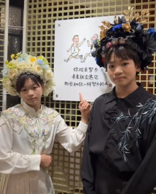 全紅嬋和弟弟妹妹玩簪花,全紅月變漂亮了,全進鵬比姐姐還高