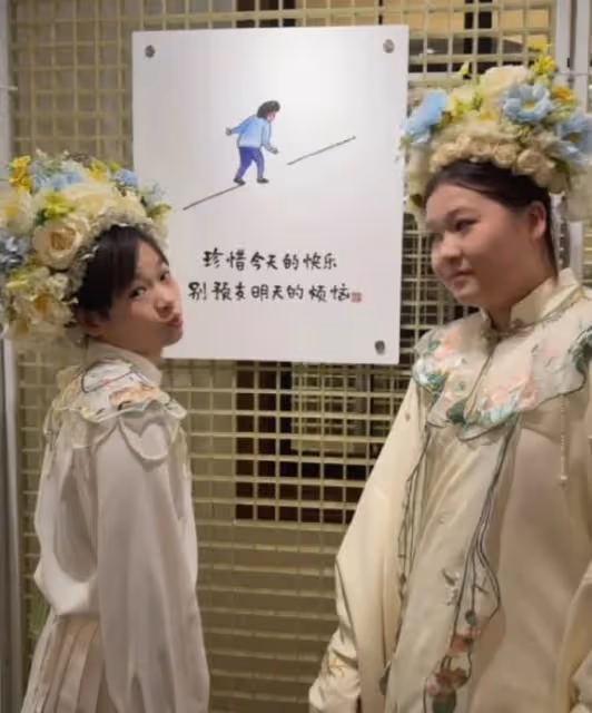 全紅嬋和弟弟妹妹玩簪花,全紅月變漂亮了,全進鵬比姐姐還高
