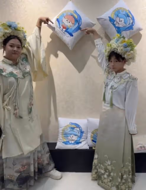 全紅嬋和弟弟妹妹玩簪花,全紅月變漂亮了,全進鵬比姐姐還高