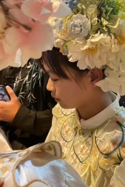 全紅嬋和弟弟妹妹玩簪花,全紅月變漂亮了,全進鵬比姐姐還高