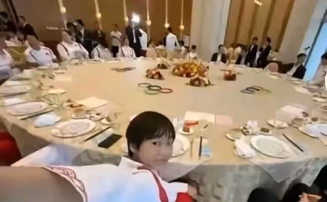 全紅嬋在國宴上打包,勤儉節約不丟人,支持懂事的嬋寶