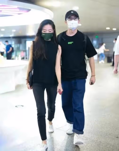 黃軒官宣女友,與女友公開合影照,女友大大方方很有素養