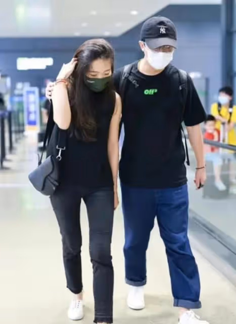 黃軒官宣女友,與女友公開合影照,女友大大方方很有素養