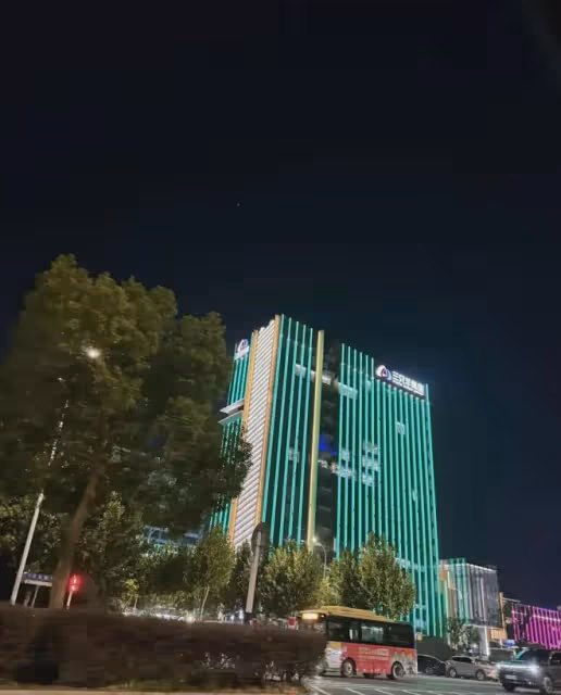 三隻羊總部門口停滿車輛或將復播,多名博主對其負面報道已被下架